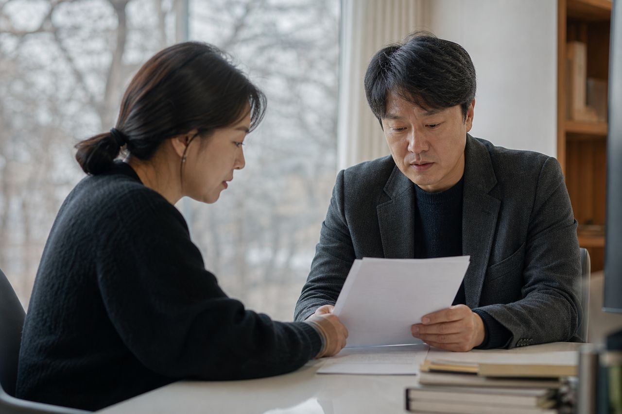 분양전환 감정평가액 너무 높다면? 임차인 이의신청 절차 총정리 관련 전문가 상담·서류 검토 장면