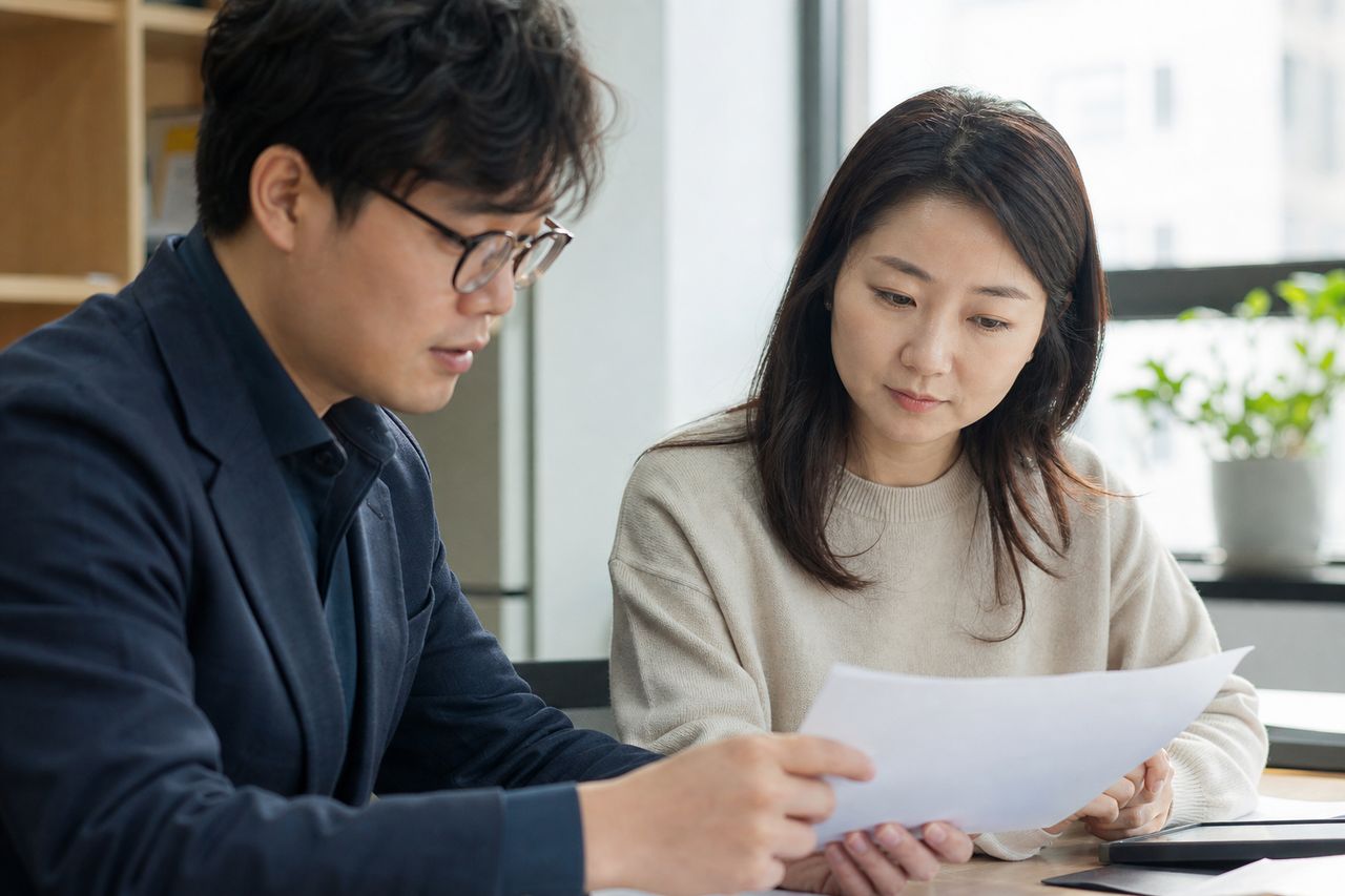 고현동 민간임대조합 부당이득반환청구소송 관련 전문가 상담·서류 검토 장면