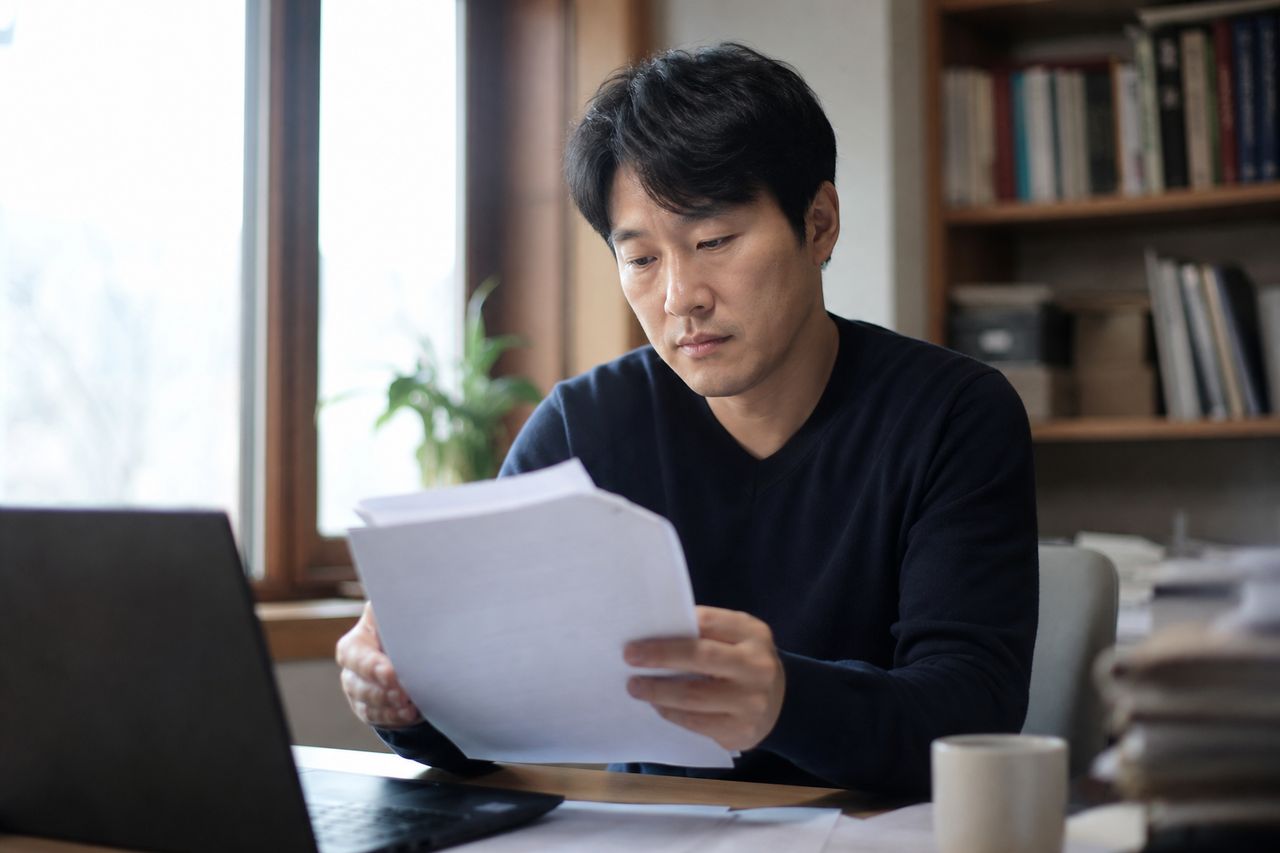 대법원 2024도6038(2025.9.4) 판결 후 달라진 협동조합형 민간임대 모집 신고의무 범위 — 신고 없이 조합원 모집한 발기인, 형사처벌 대상이라는 사실 몰랐다면? 관련 상황을 보여주는 이미지 — 서류를 검토하는 모습