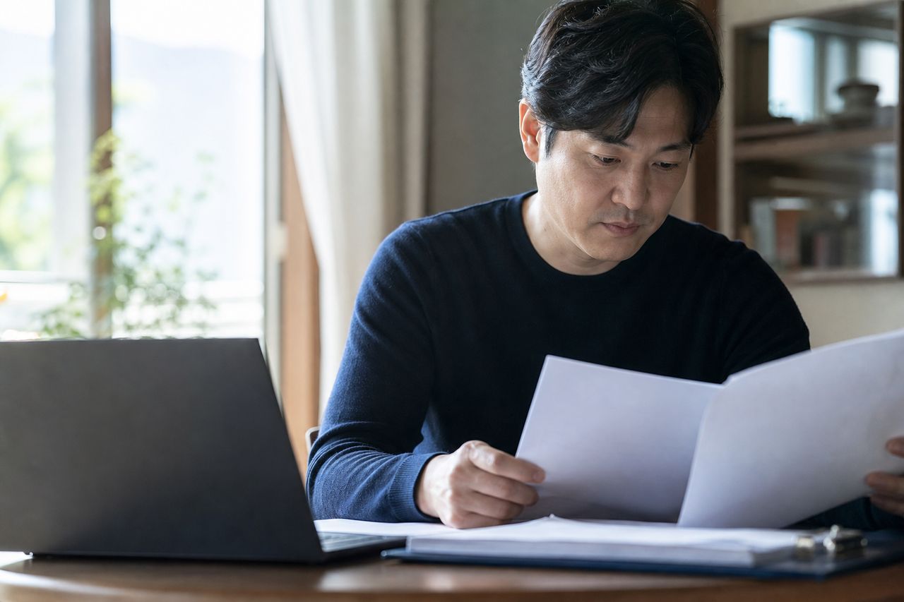 신혼 내 집 마련용으로 가입한 협동조합형 민간임대아파트 환불소송 — 배우자와 공동 명의 계약금 6,000만 원, 집단소송 vs 개인소송 어느 쪽이 회수율 높을까 관련 상황을 보여주는 이미지 — 서류를 검토하는 모습