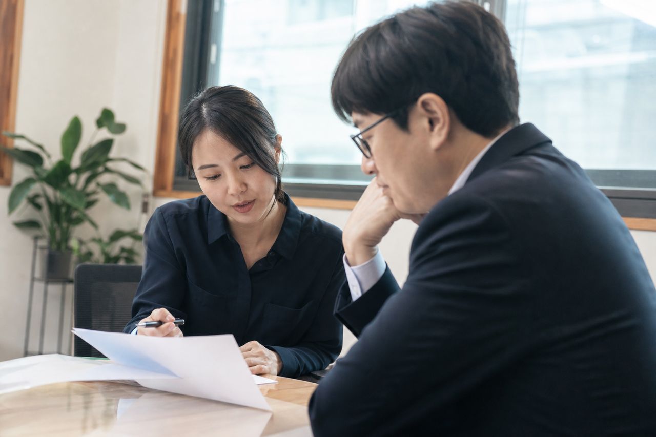 민간임대아파트 분양전환가격, 왜 내가 계산한 것과 다를까? 관련 전문가 상담·서류 검토 장면