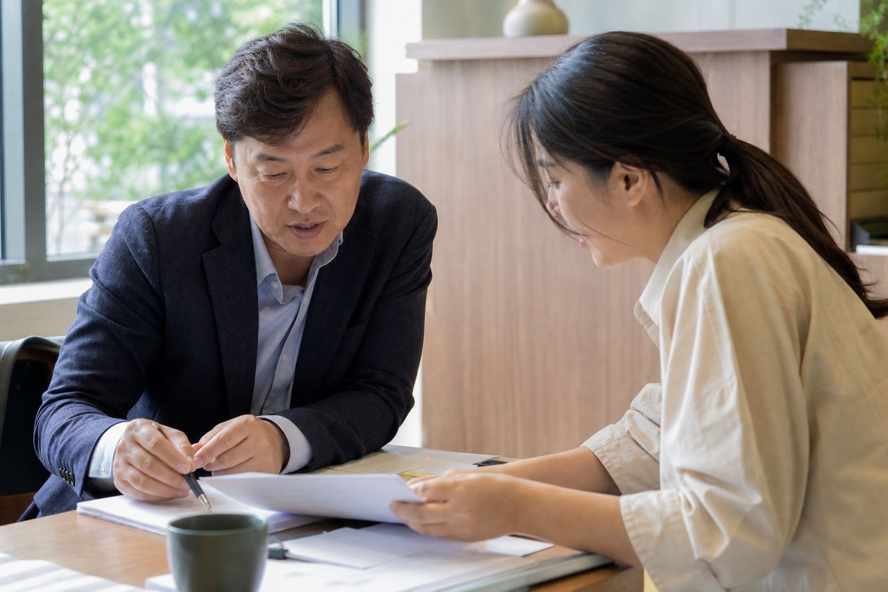 이중분양으로 내 호수에 다른 조합원이 배정됐다 — 업무대행사 사기 혐의 고소와 조합 사용자 책임 손해배상, 형사·민사 동시 진행이 맞는 이유 관련 전문가 상담·서류 검토 장면