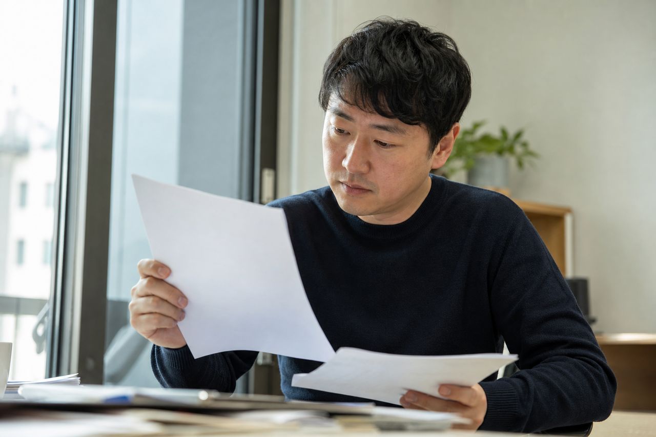 민간임대아파트 가입금 5,850만 원 반환 판결, 핵심은 HUG 보증이었다 관련 상황을 보여주는 이미지 — 서류를 검토하는 모습