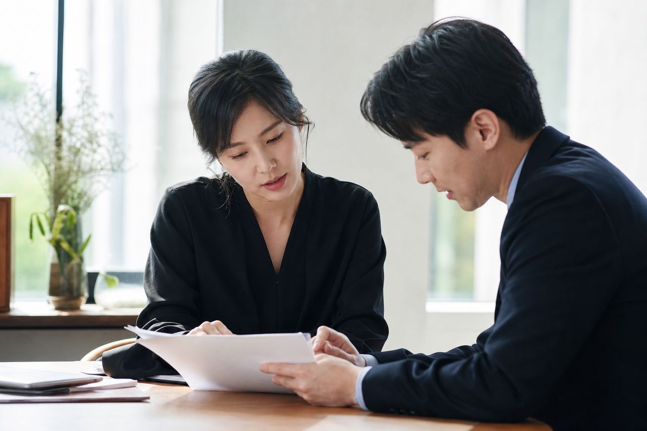 이중분양으로 내 호수에 다른 조합원이 배정됐다 — 업무대행사 사기 혐의 고소와 조합 사용자 책임 손해배상, 형사·민사 동시 진행이 맞는 이유 관련 전문가 상담·서류 검토 장면