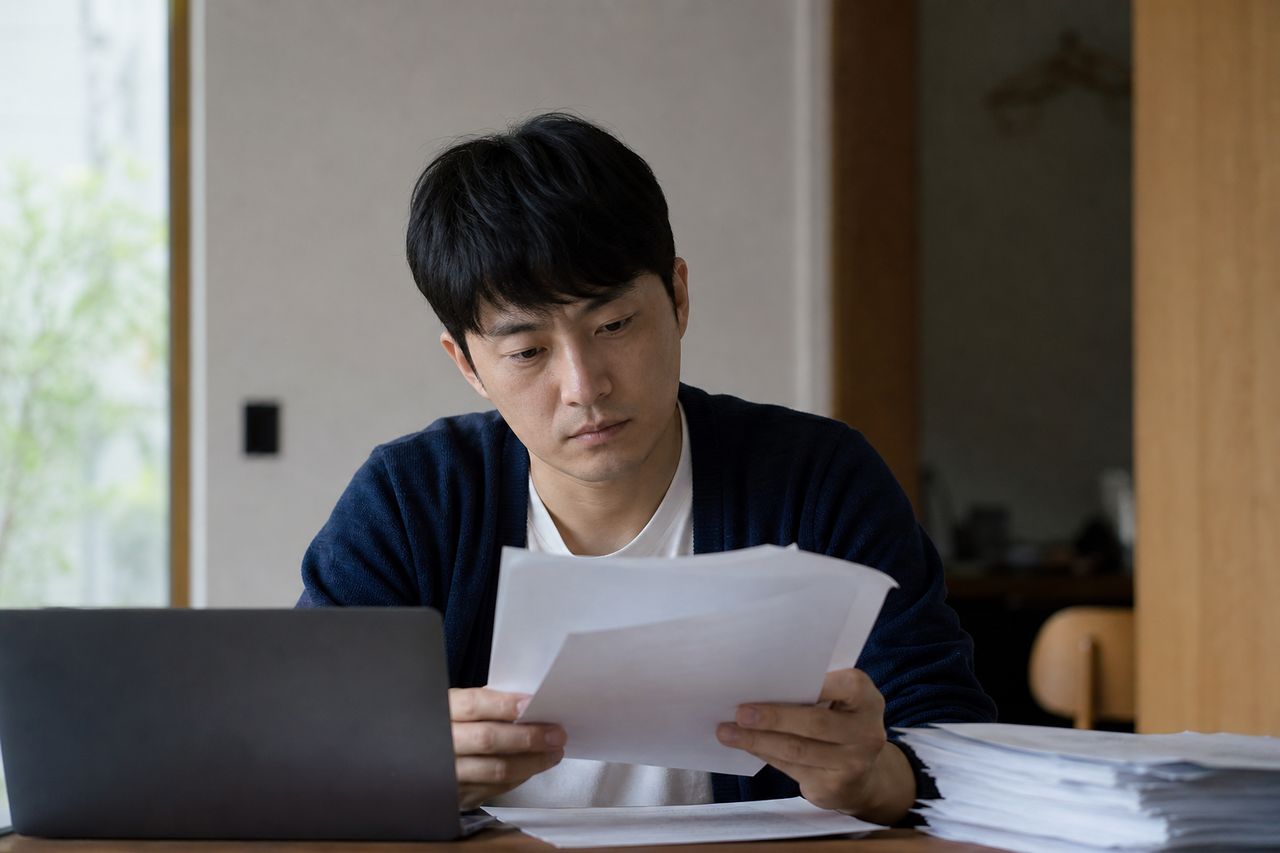 오남역 월드메르디앙 계약금, 지금 돌려받을 수 있는 경우와 없는 경우 관련 상황을 보여주는 이미지 — 서류를 검토하는 모습