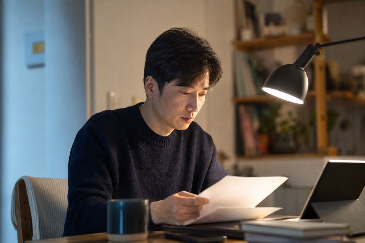 화성시 무신고 모집 단체 3곳 명단 공개, 계약자에게 어떤 의미인가 관련 상황을 보여주는 이미지 — 서류를 검토하는 모습
