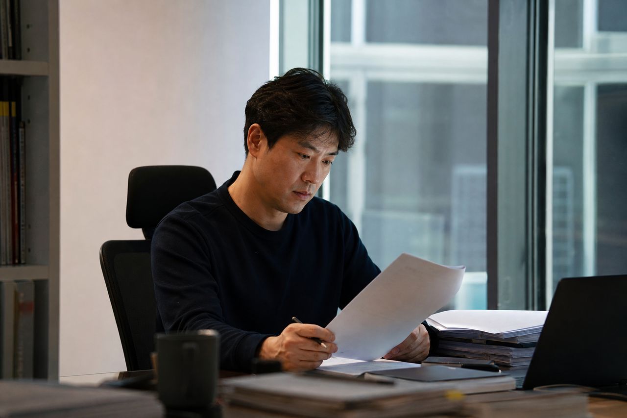 분양전환 우선권 통보도 없이 일반 분양? 임차인 권리 침해 대응법 관련 상황을 보여주는 이미지 — 서류를 검토하는 모습