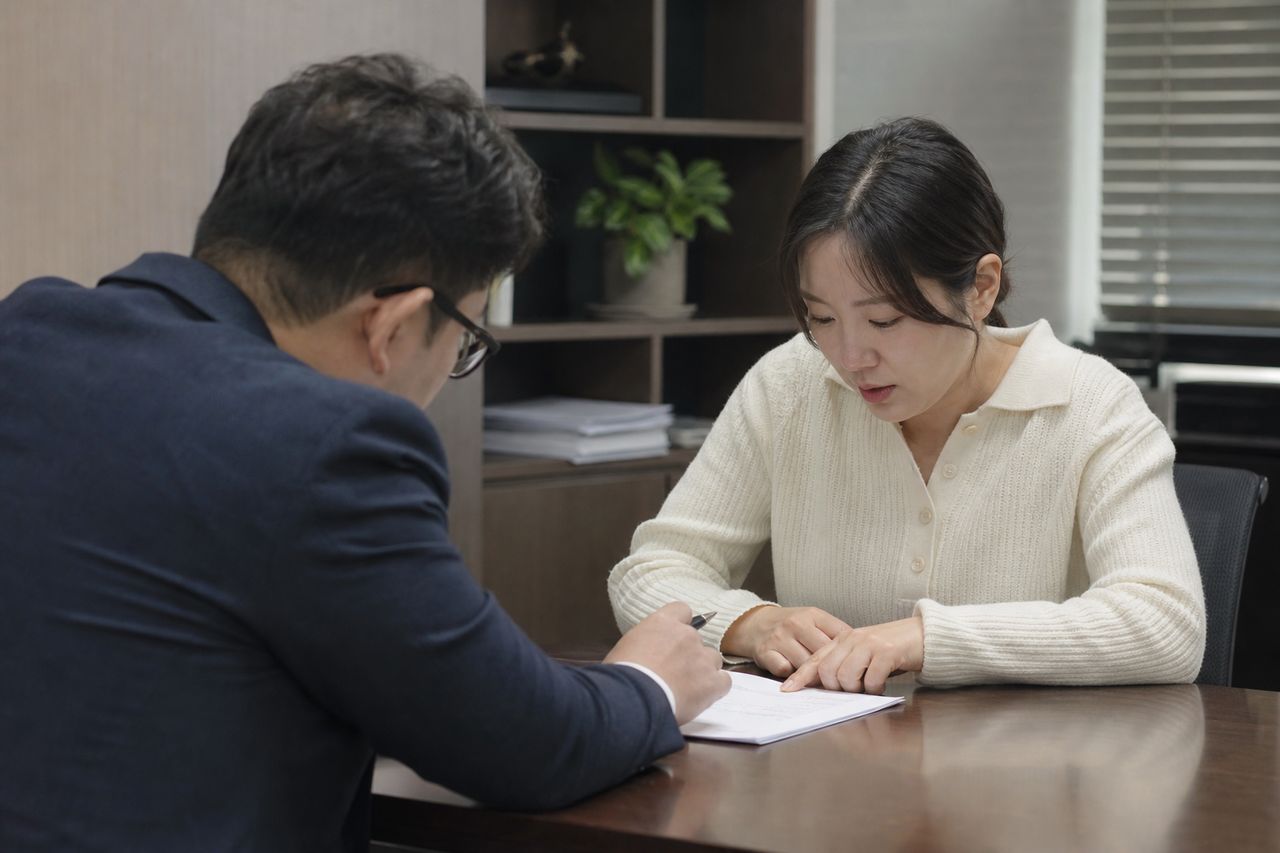 분양전환 우선권 통보도 없이 일반 분양? 임차인 권리 침해 대응법 관련 전문가 상담·서류 검토 장면